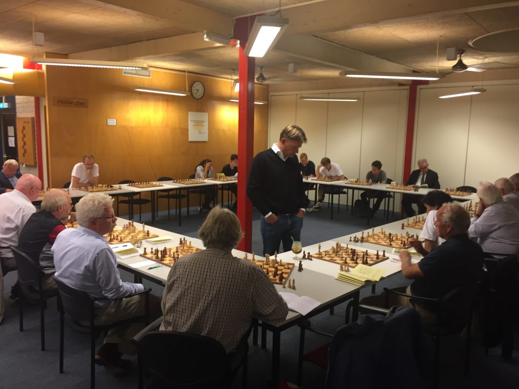 Jan-Aart van der Steen gaf op maandag 4 september 2017 een simultaan bij schaakclub Philidor
