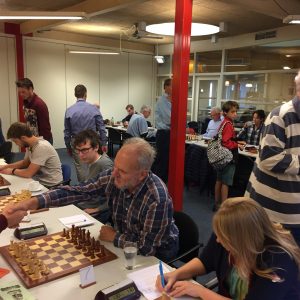 Herman van Halderen geeft zijn tegenstander een hand aan het begin van een schaakwedstrijd.