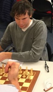 Thijs Roorda achter een schaakbord